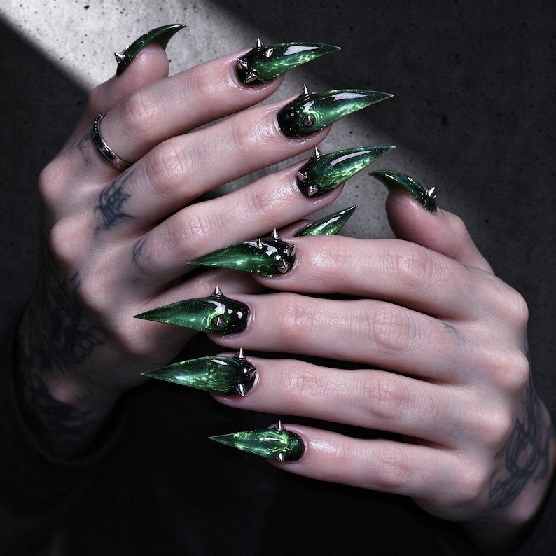 Dark Green Chrome Cat Claw Press on Nails, Long Stiletto Punk Nails, Gothic Cyberpunk Nail Art for Parties & Alternative Fashion